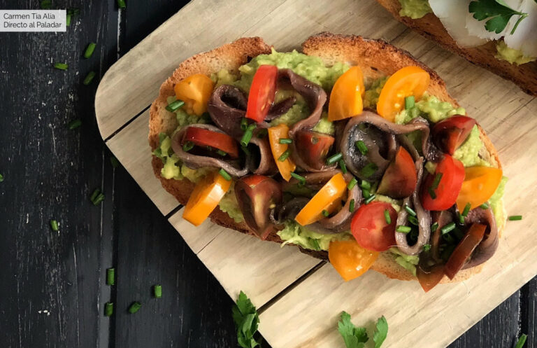 Receta de tosta de aguacate con anchoas y cherrys